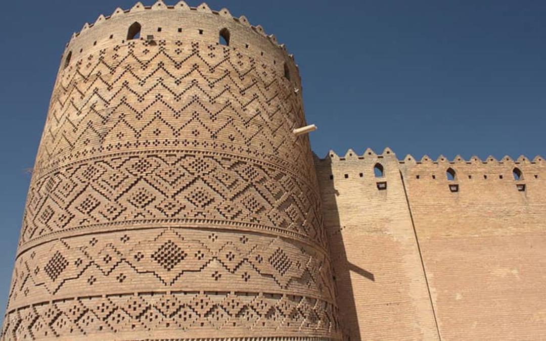 برجی خشتی با تزیینات متعدد
