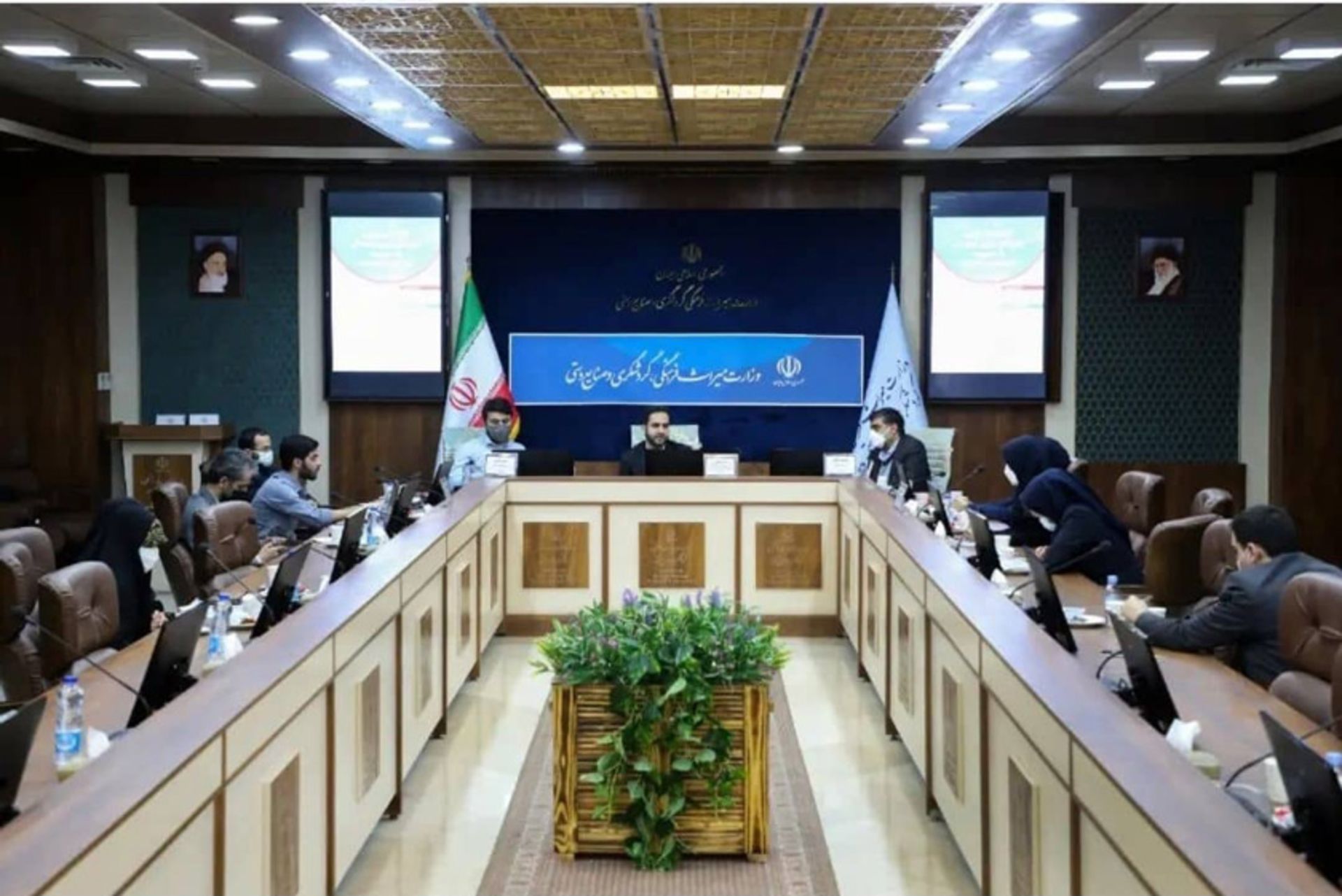 جلسه وزارت میراث فرهنگی و ایده‌پردازان