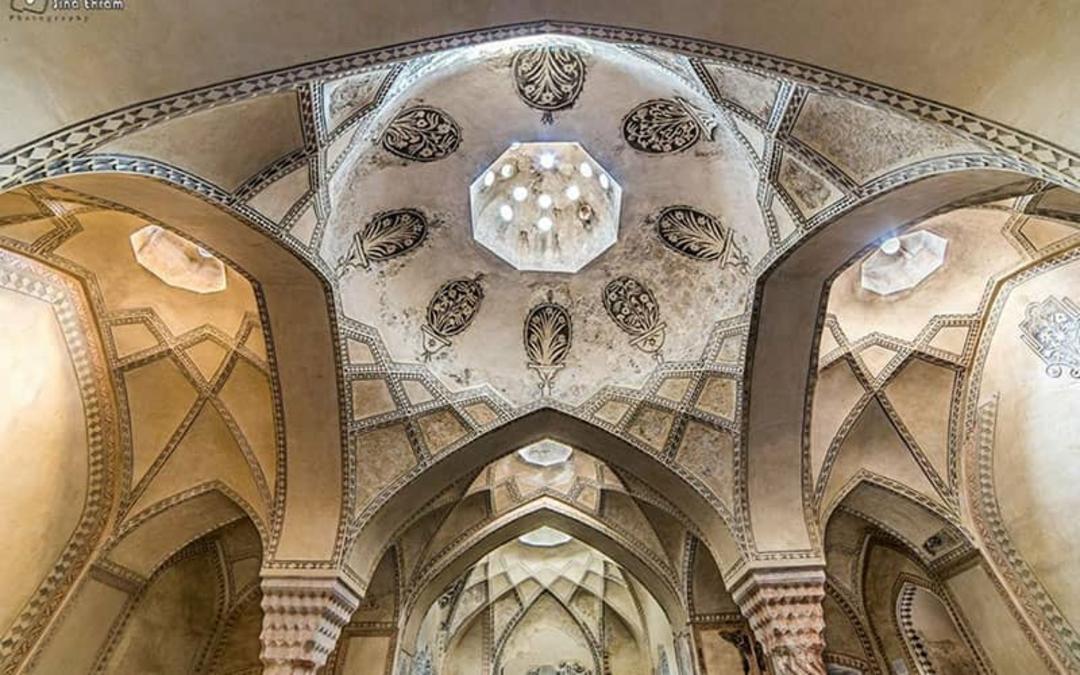 سقف مقرنس دارای تزیینات نقاشی