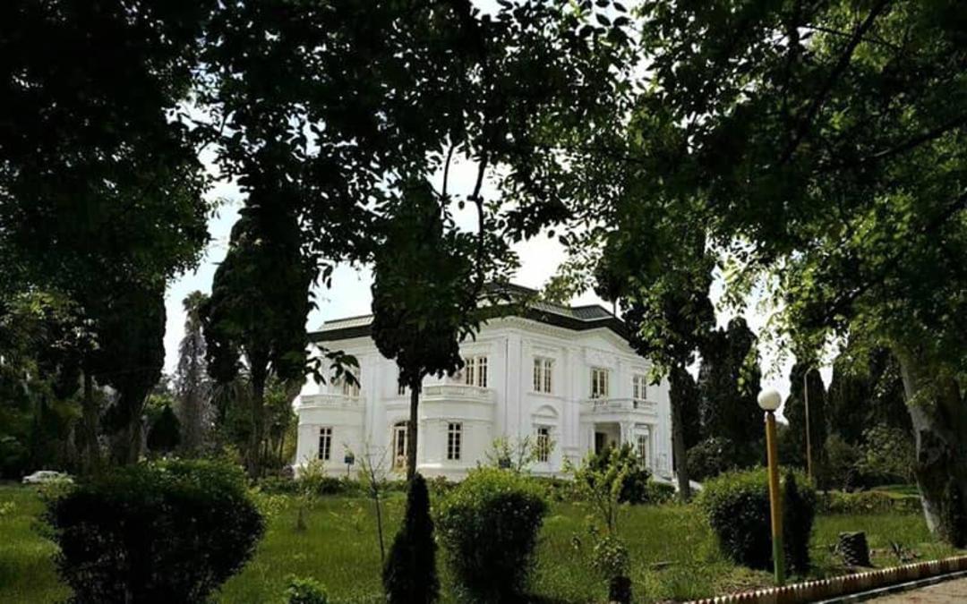 کاخ سلطنتی بابل در میان باغ سرسبز