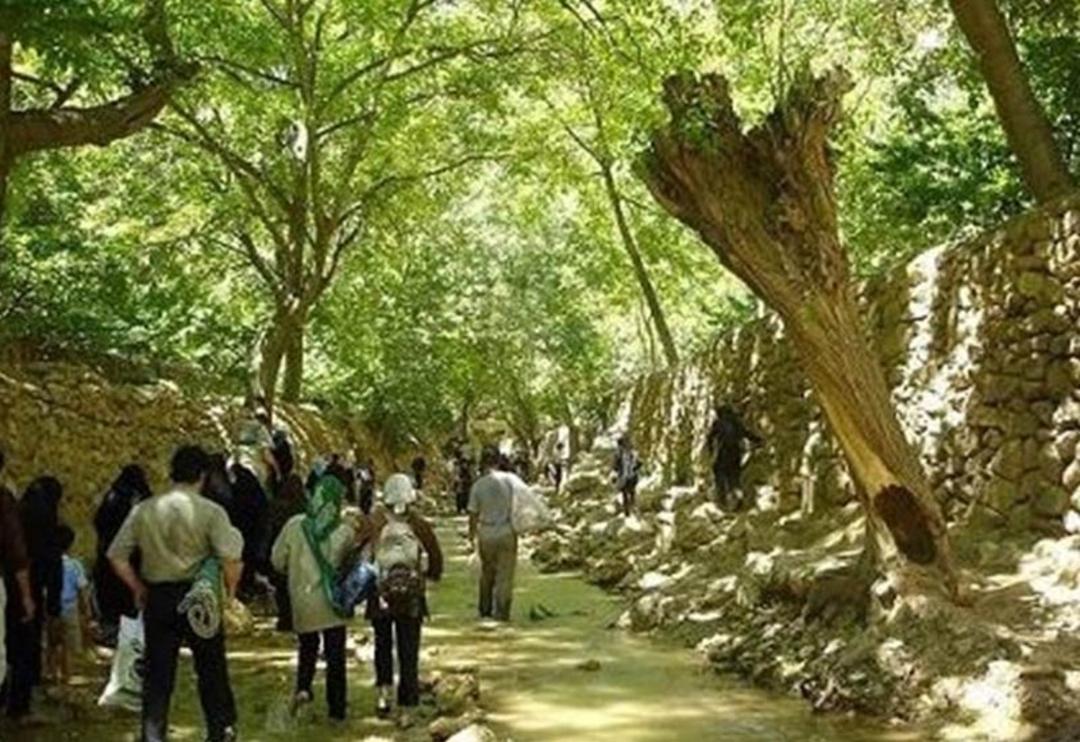 حضور گردشران در جوار رودخانه اخلمد در روستای اخلمد مشهد
