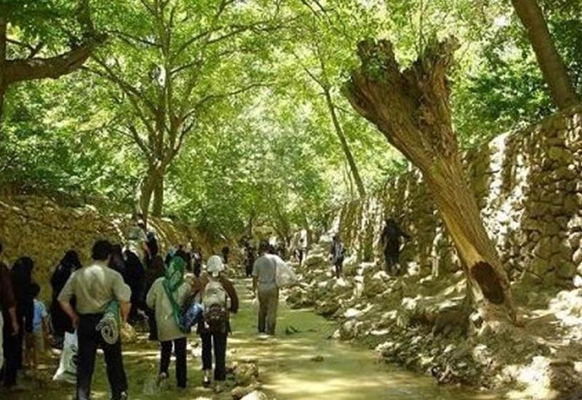حضور گردشران در جوار رودخانه اخلمد در روستای اخلمد مشهد