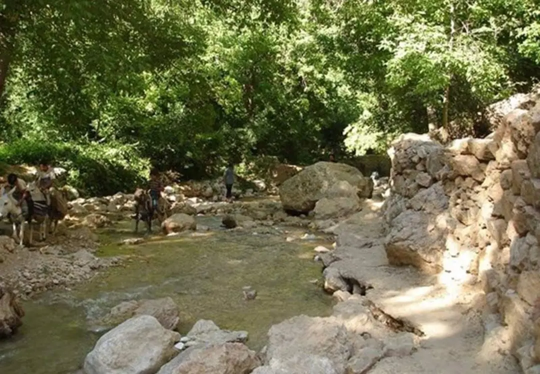 رودخانه اخلمد در جوار سنگچین های روستای اخلمد