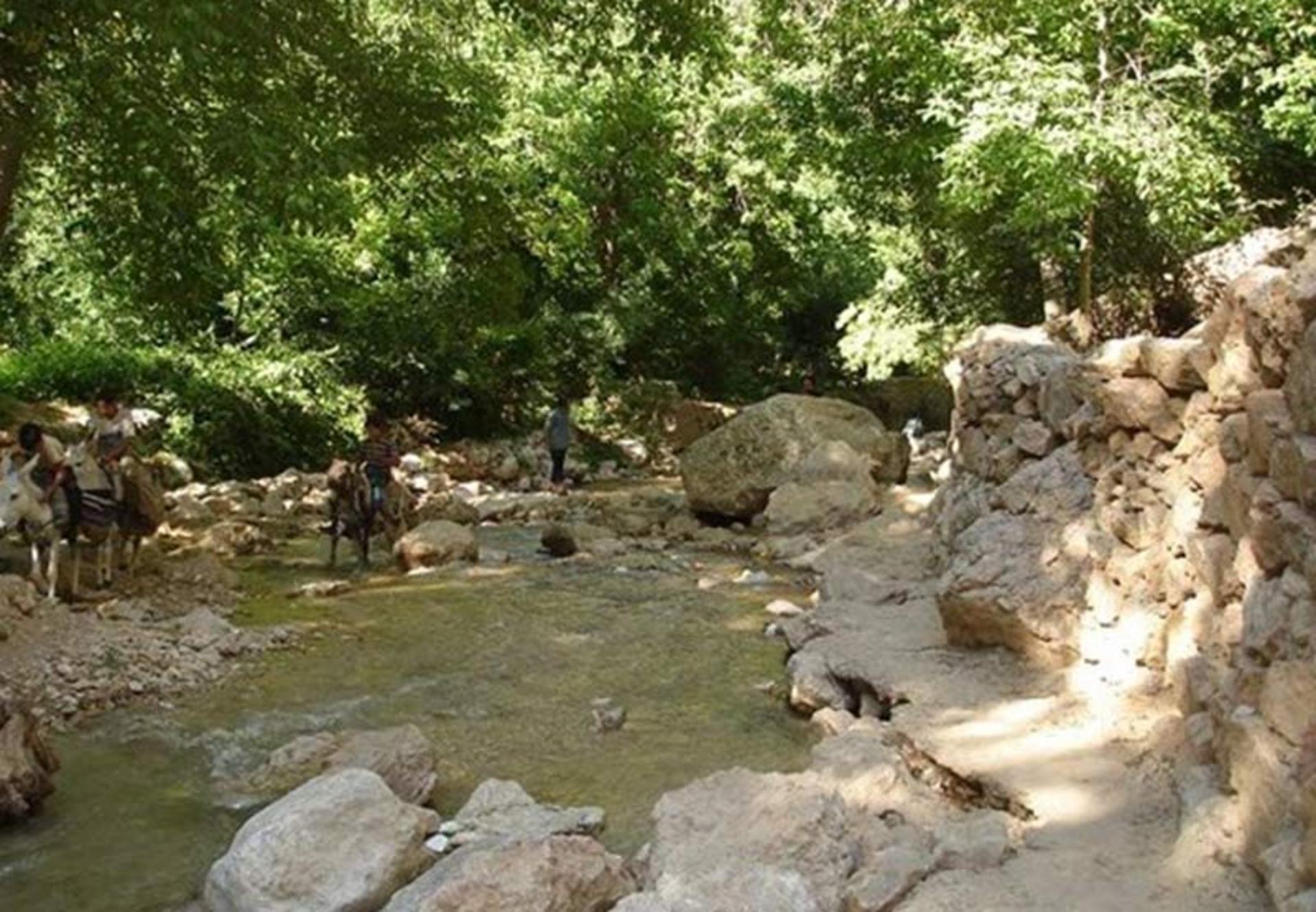رودخانه اخلمد در جوار سنگچین های روستای اخلمد