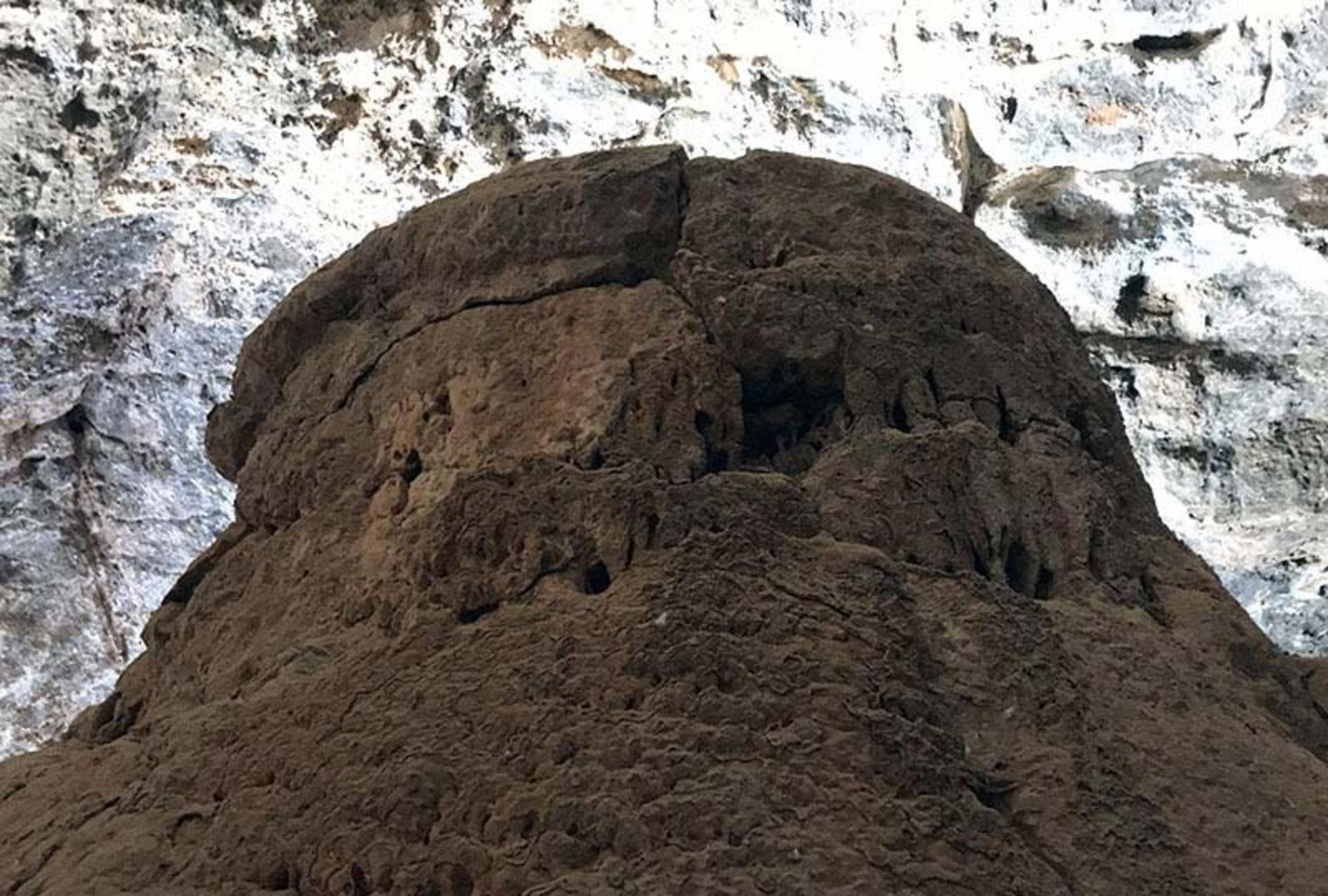 کوهستان اشکفت و ورودی غار شگفت عقدا از نمای پایین کوه