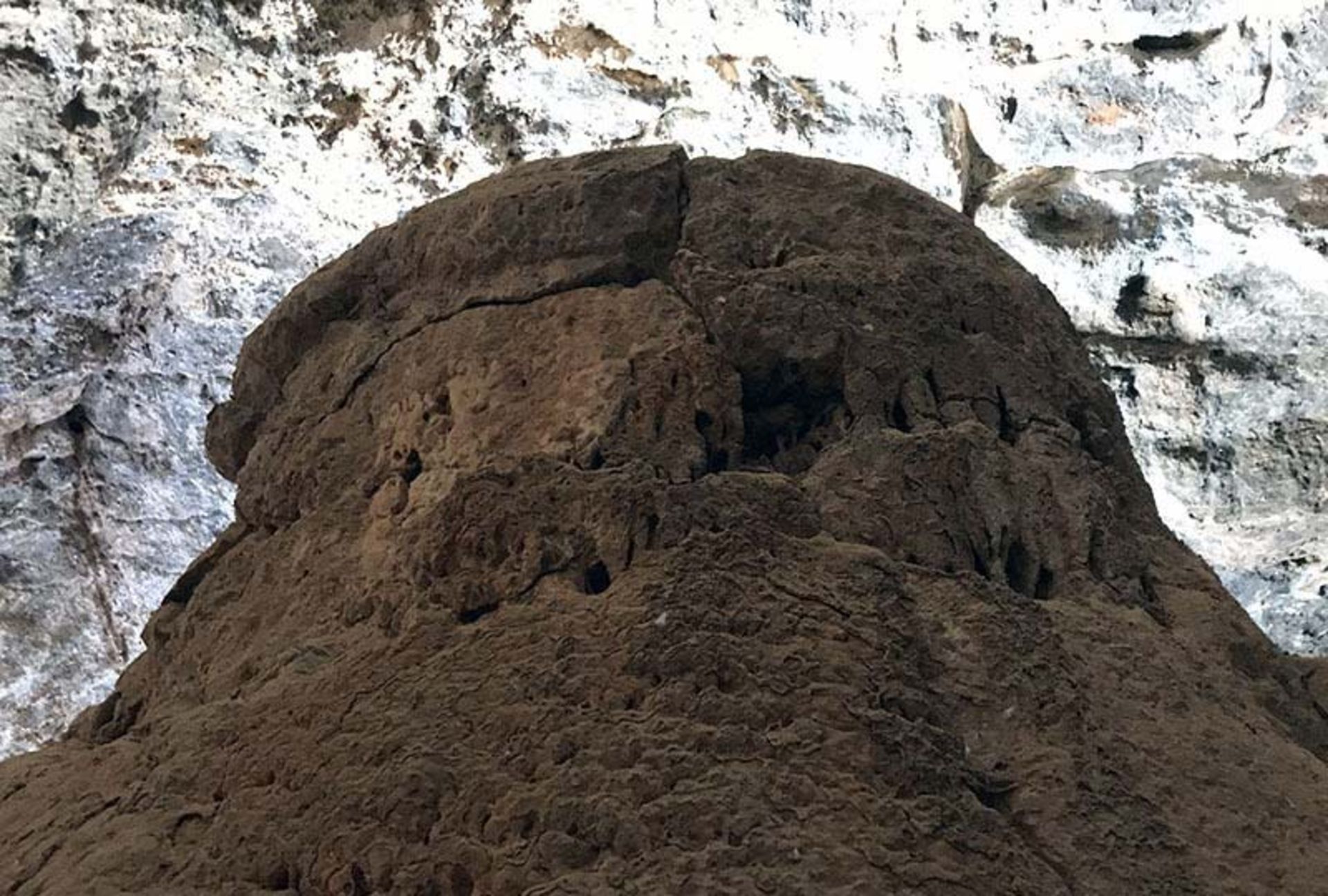 کوهستان اشکفت و ورودی غار شگفت عقدا از نمای پایین کوه