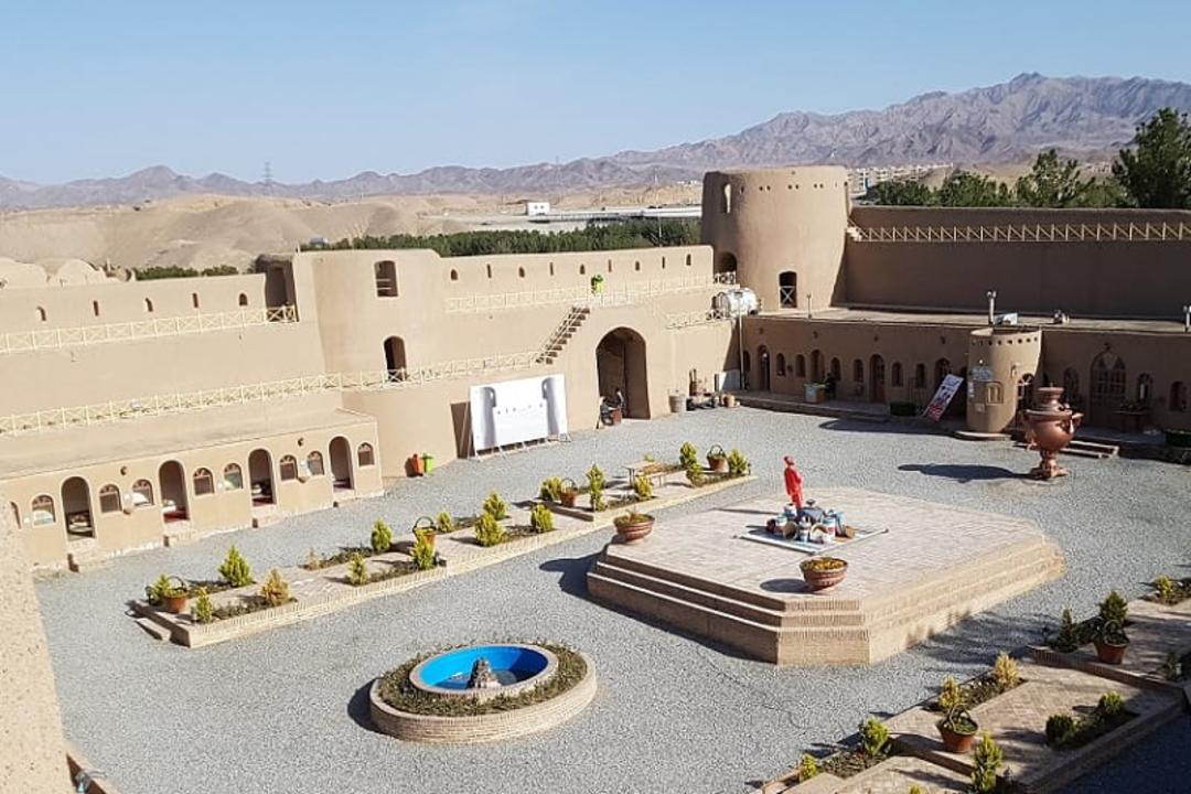 قلعه بیرجند  با سفره هفت‌سین نوروز