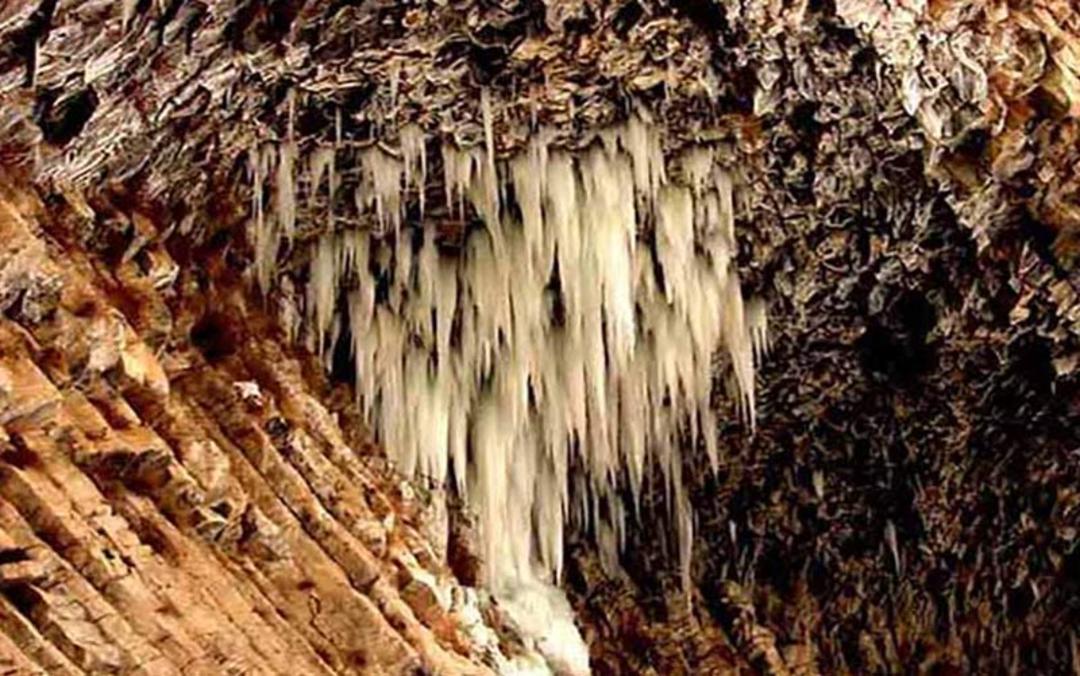 قندیل ها و رسوب های آهکی داخل غار رودافشان دماوند
