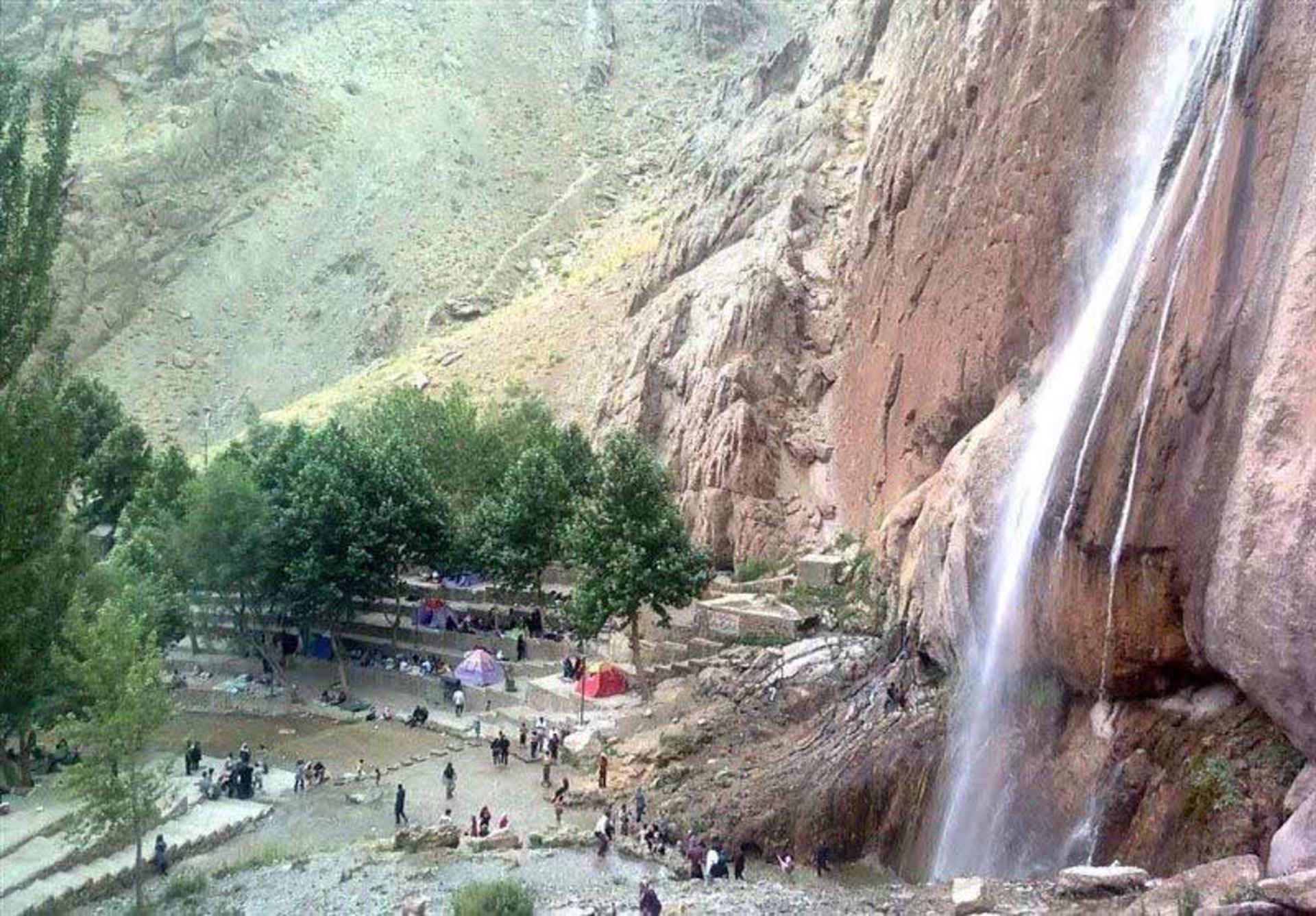 سکوهای اطراف آبشار سمیرم پر از گردشگران