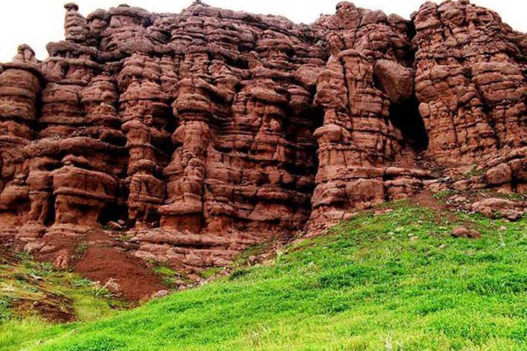 عظمت صخره ها در دره هفت غار نیشابور