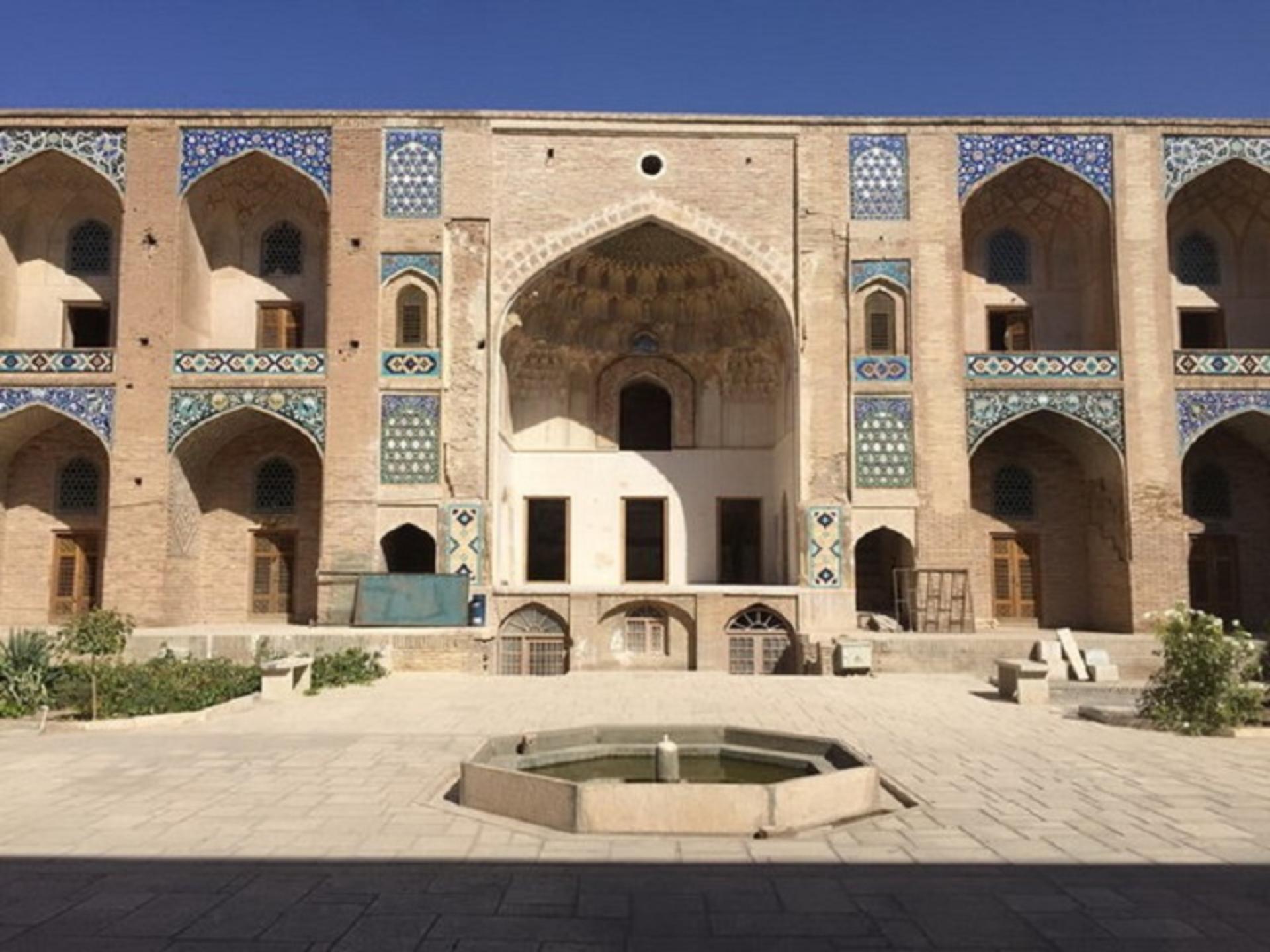 کاروانسرای گنجعلی خان کجاست؟