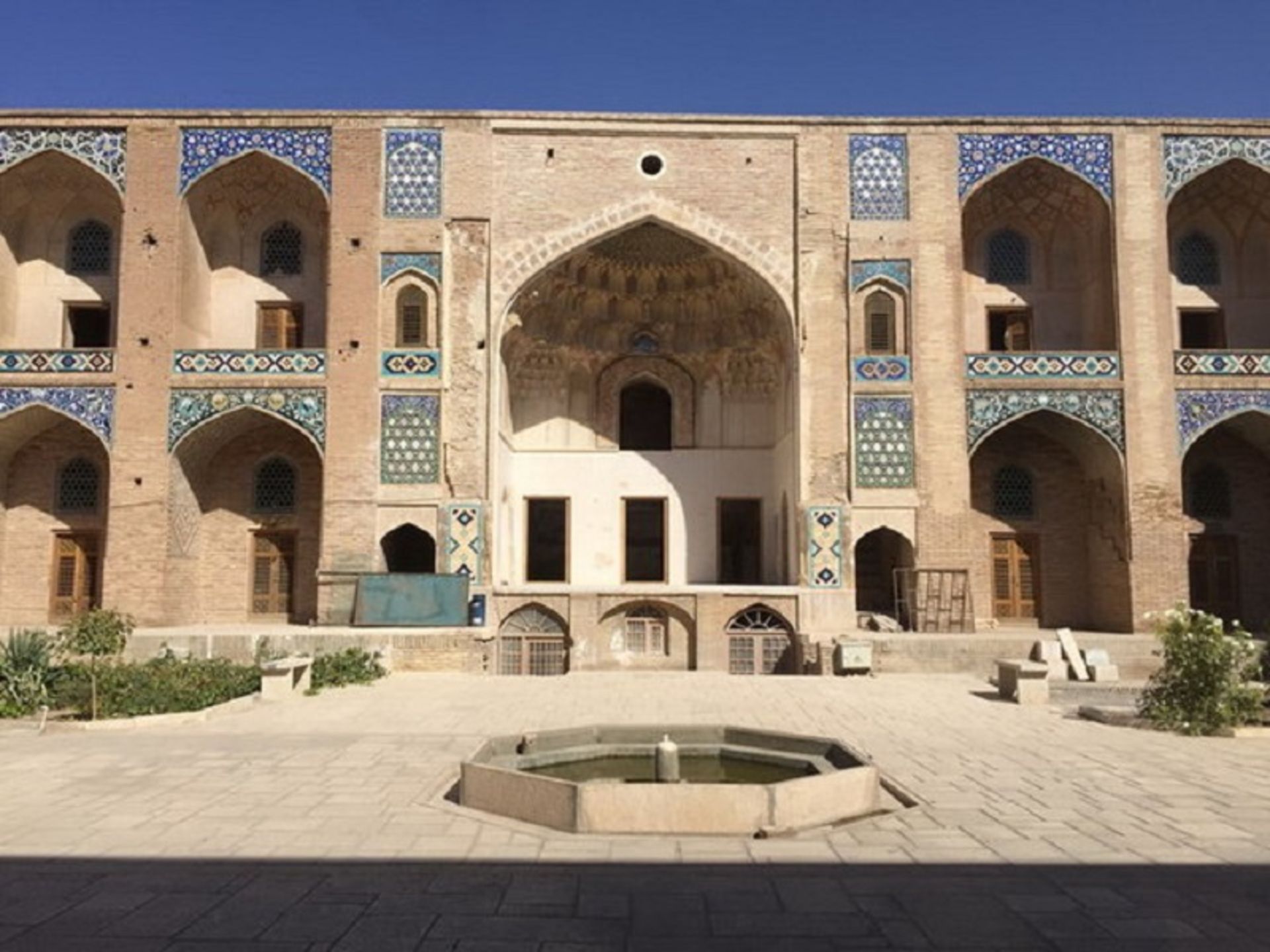 کاروانسرای گنجعلی خان کجاست؟