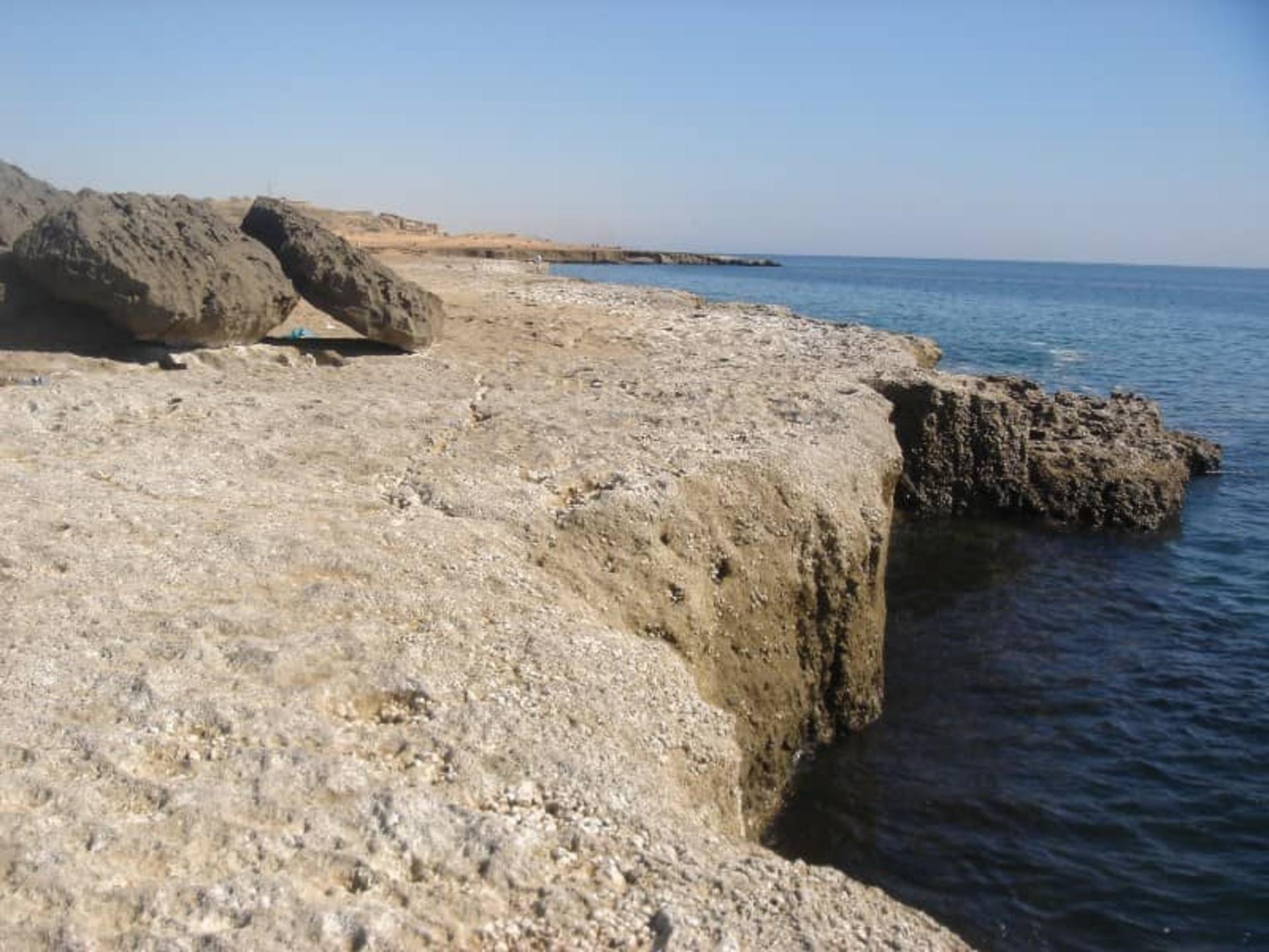 عکس ساحل صخره‌ای چابهار