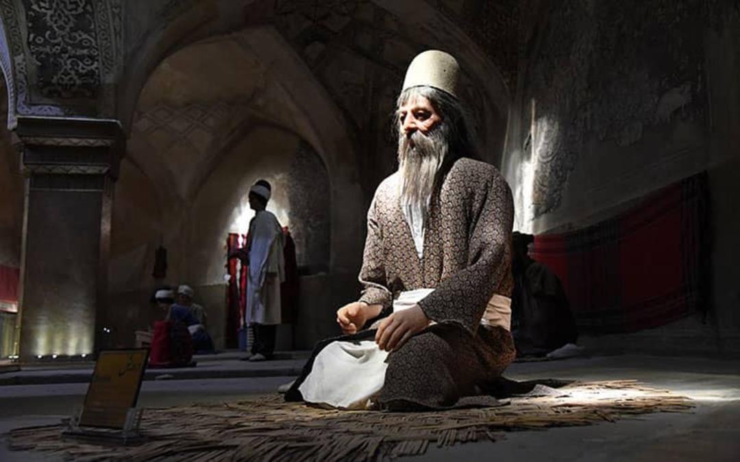 مجسمه مردی سالخورده در بنایی تاریخی