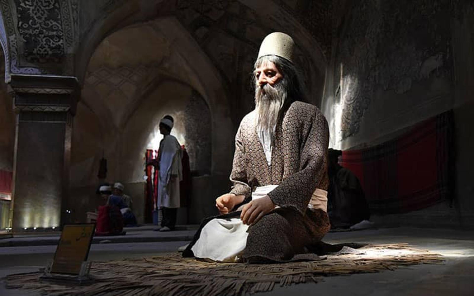 مجسمه مردی سالخورده در بنایی تاریخی