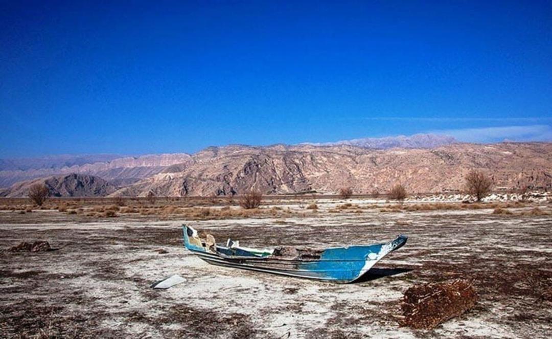 قایق متروکه در دریاچه خشک شده پریشان از نمای نزدیک