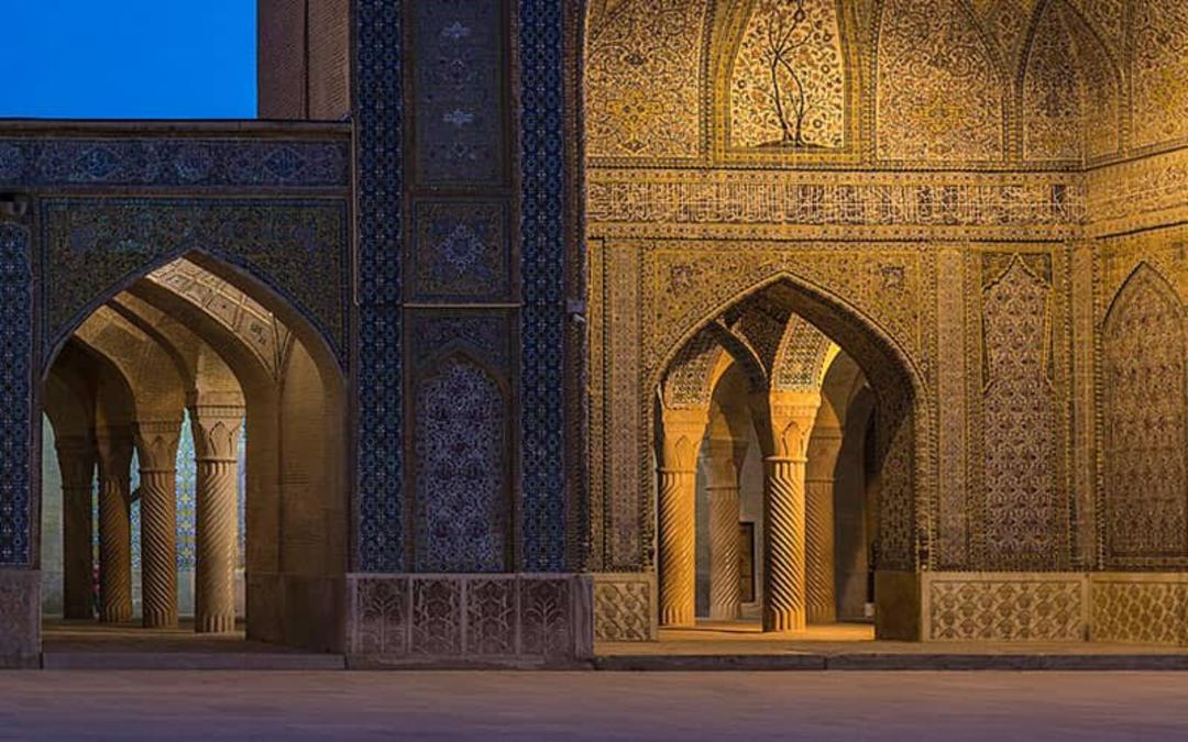 بنایی تاریخی با ستون و تزیینات