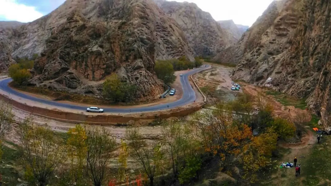 مسیر جاده ای روستای اخلمد از نمای بالا میان کوهستان های پیچ در پیچ