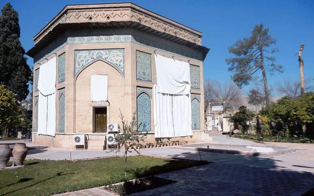 ساختمانی چند ضلعی با تزیینات کاشیکاری