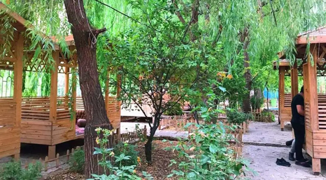 آلاچیق های اطراف روستای اخلمد برای اقامت شبانه