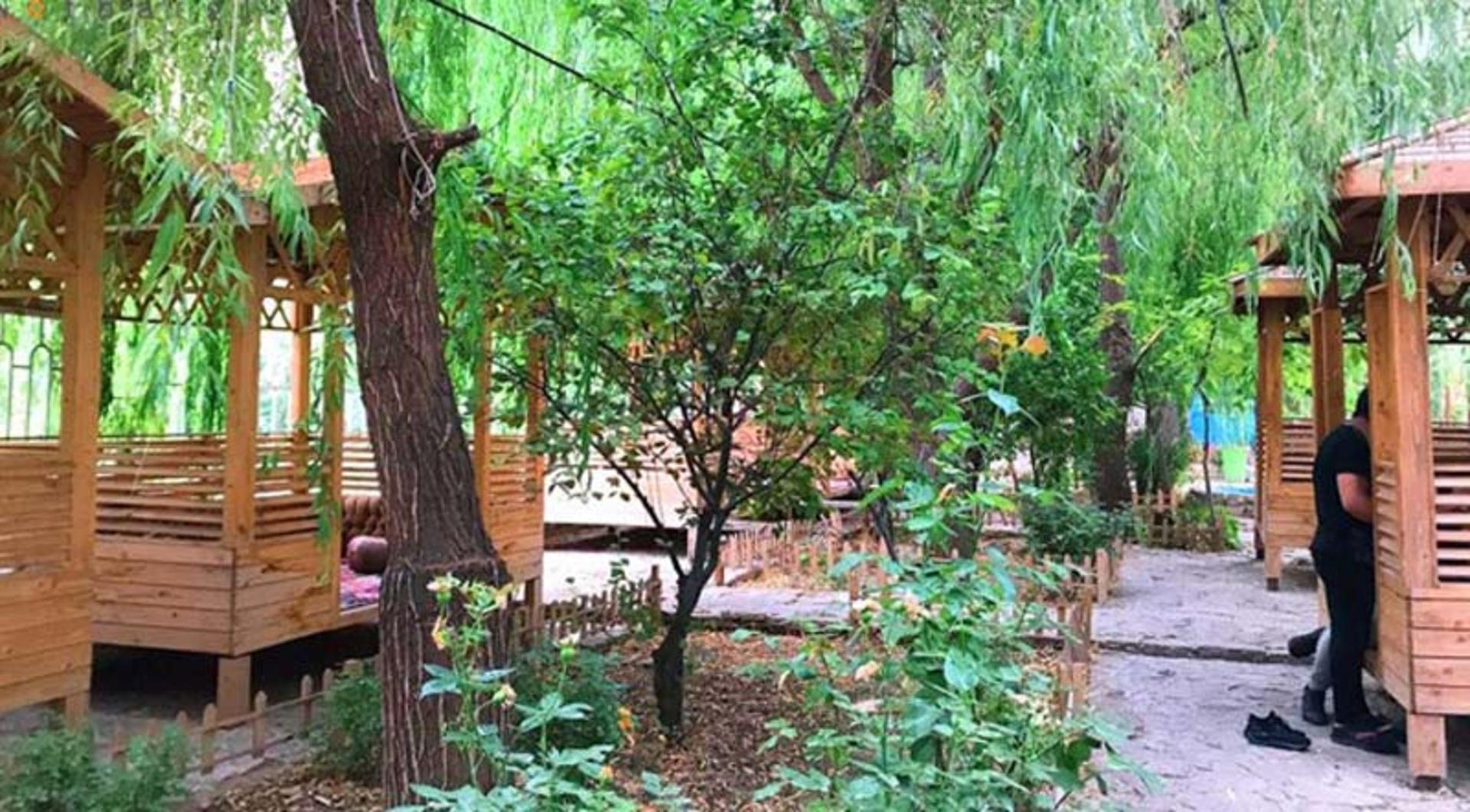 آلاچیق های اطراف روستای اخلمد برای اقامت شبانه
