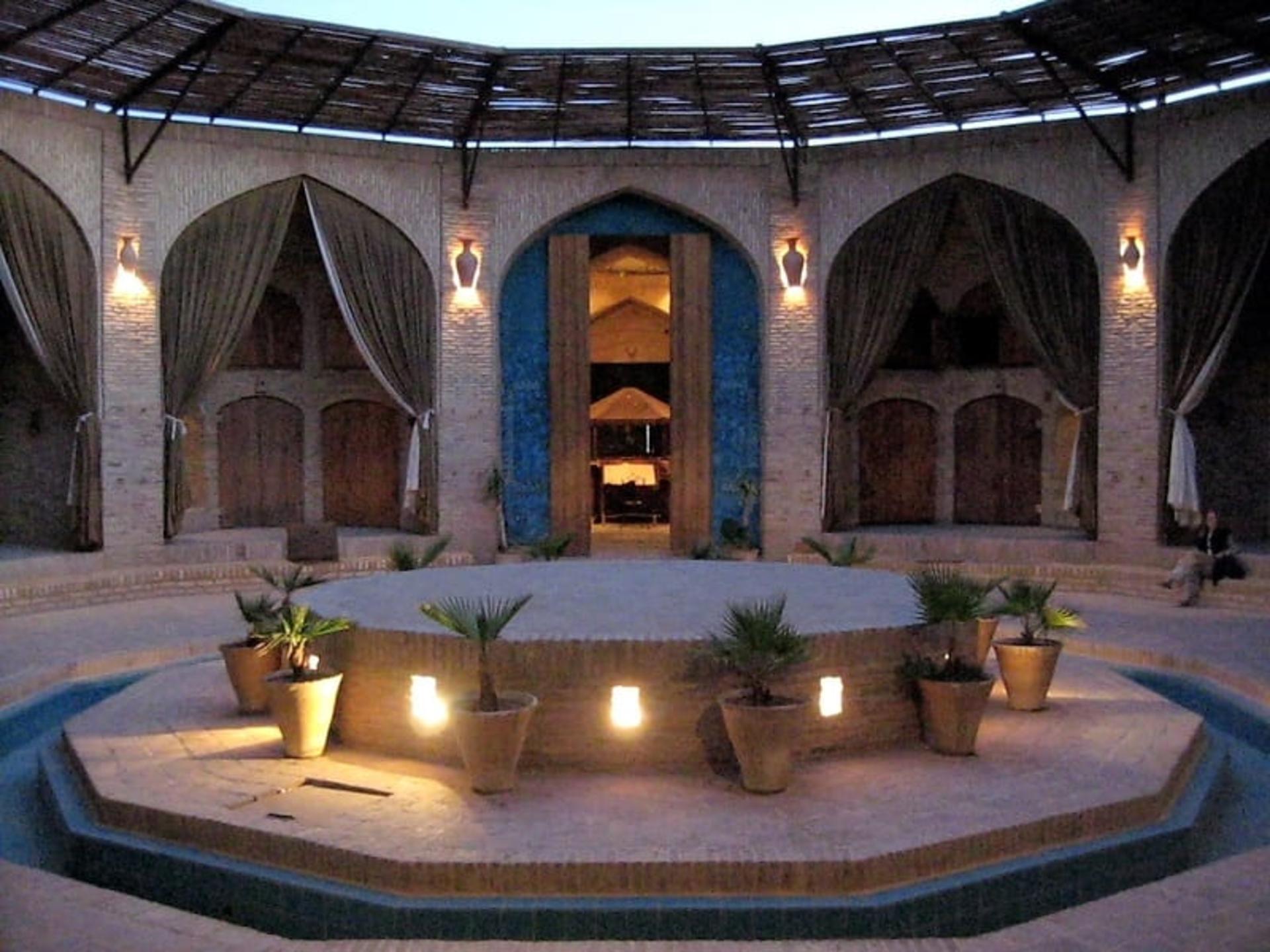 حیاط کاروانسرای زین الدین مهریز