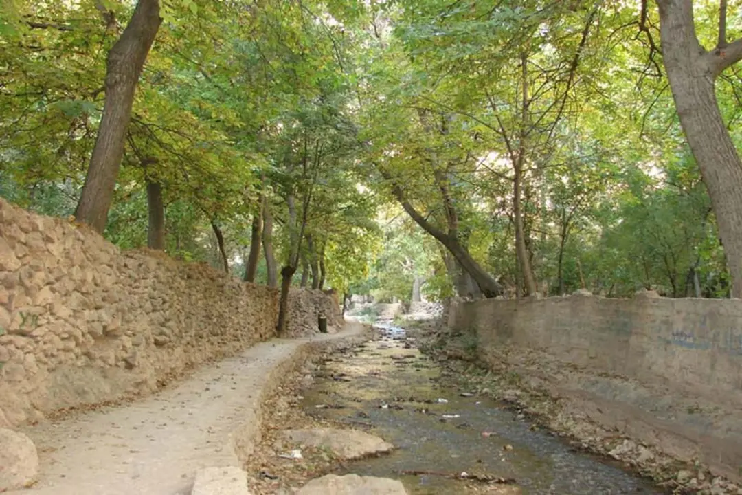 مسیر کنار رودخانه و دیوارهای گلی روستای اخلمد مشهد