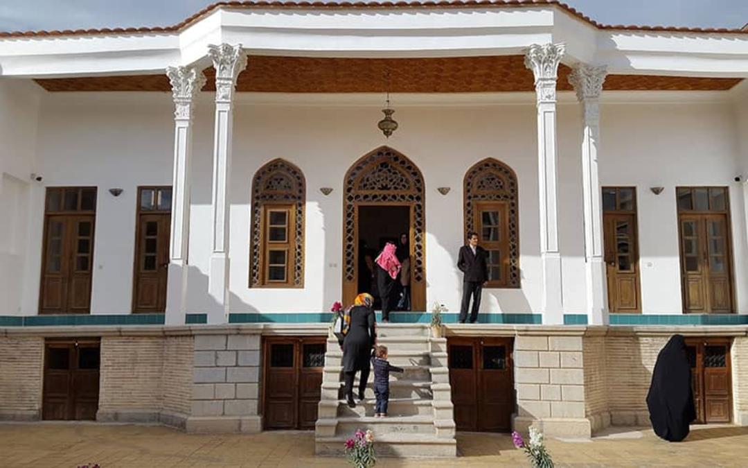 خانه ای تاریخی به رنگ سفید با ایوان ستوندار