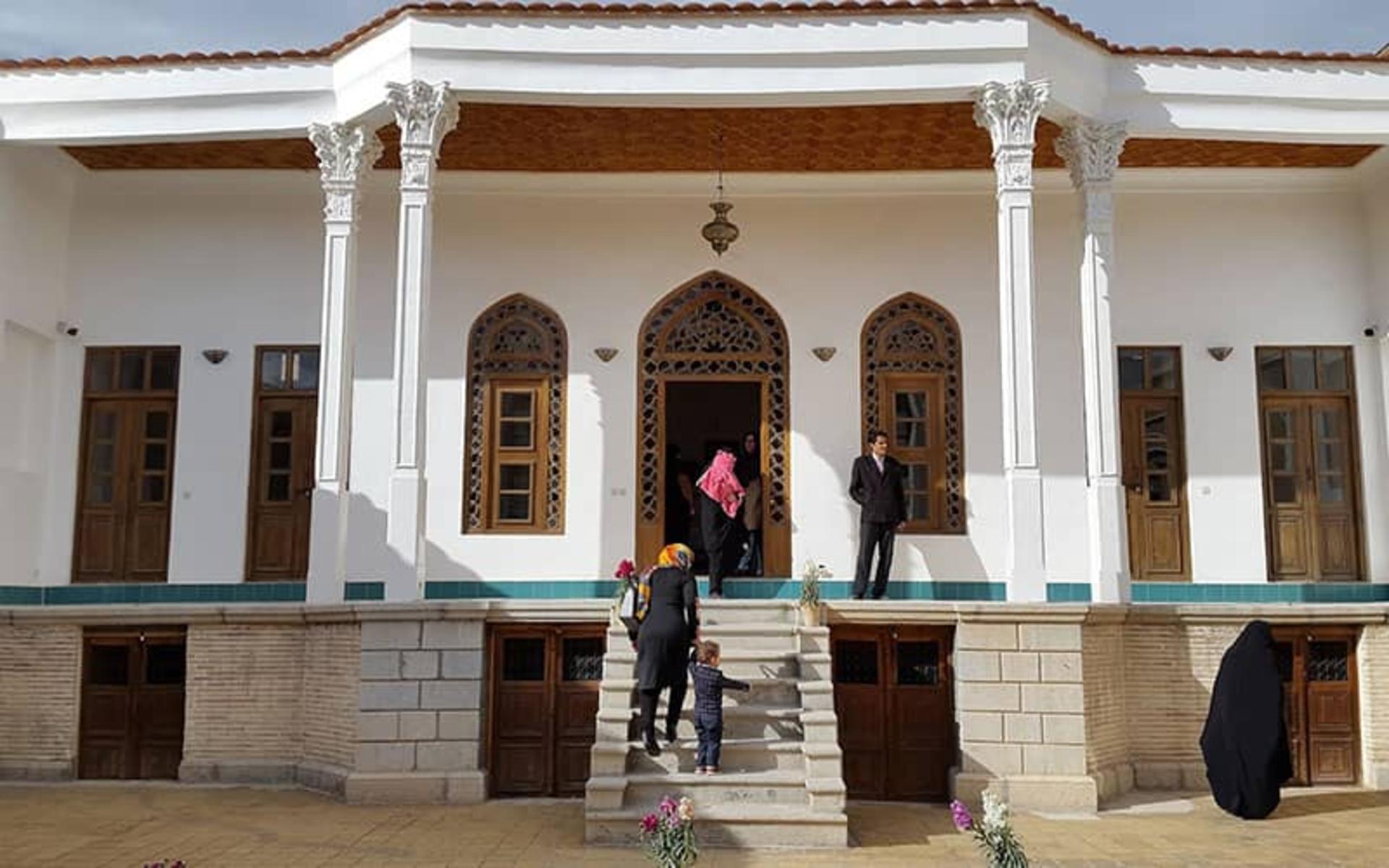 خانه ای تاریخی به رنگ سفید با ایوان ستوندار