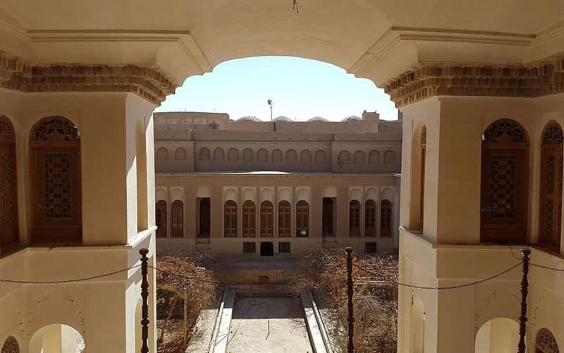 عمارتی دو طبقه با حیاط و حوض بزرگ