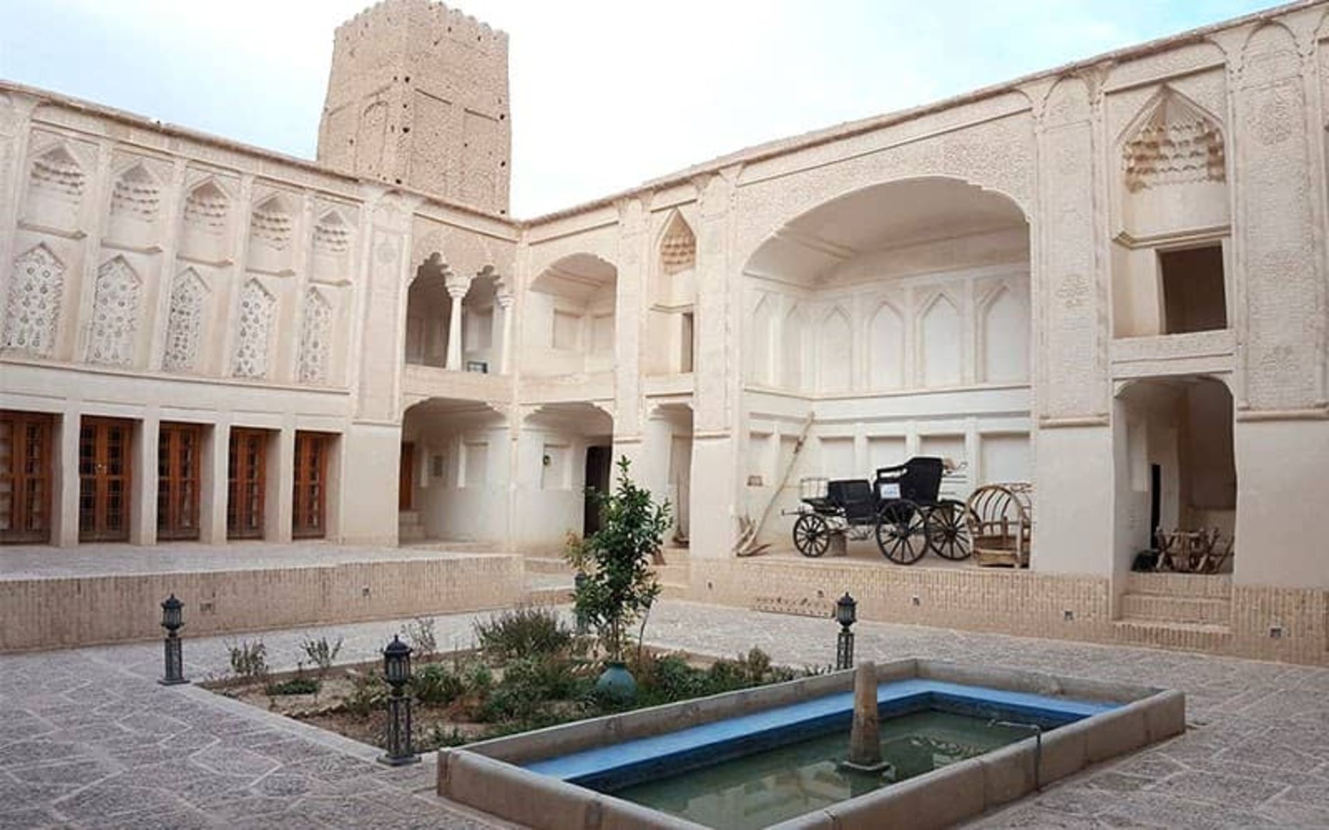 حیاط خانه ای تاریخی با حوض و باغچه
