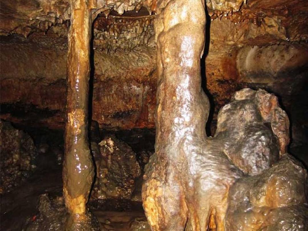 ستون های بلند در غار یکه چاه
