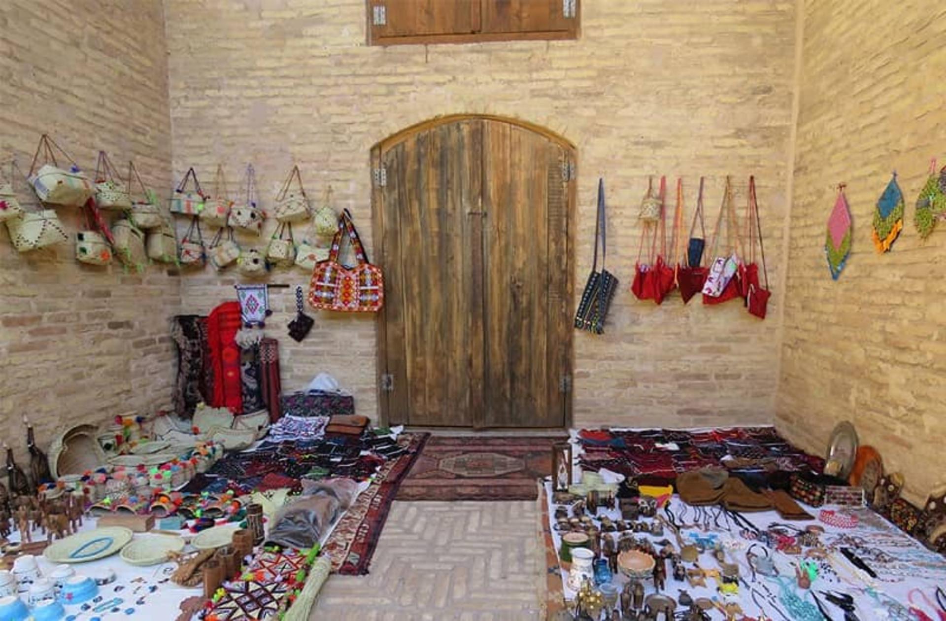 خرید صنایع دستی در کاروانسرای زین الدین
