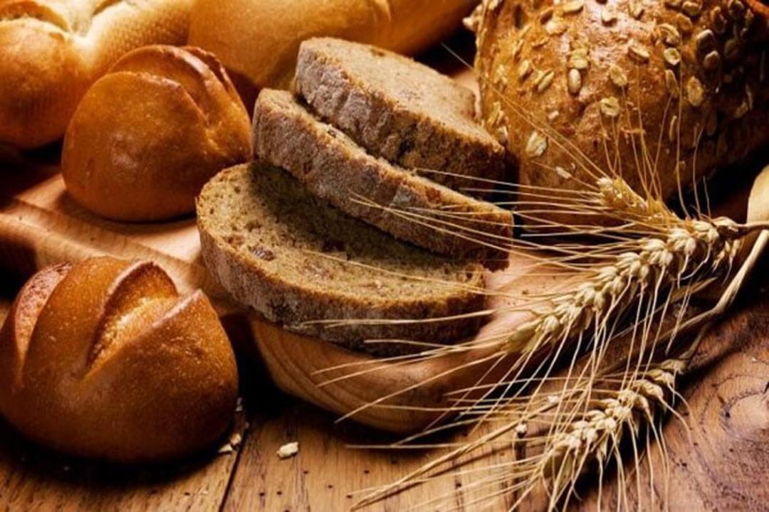 نان غلات سبوس دار کنار شاخه گندم زرد