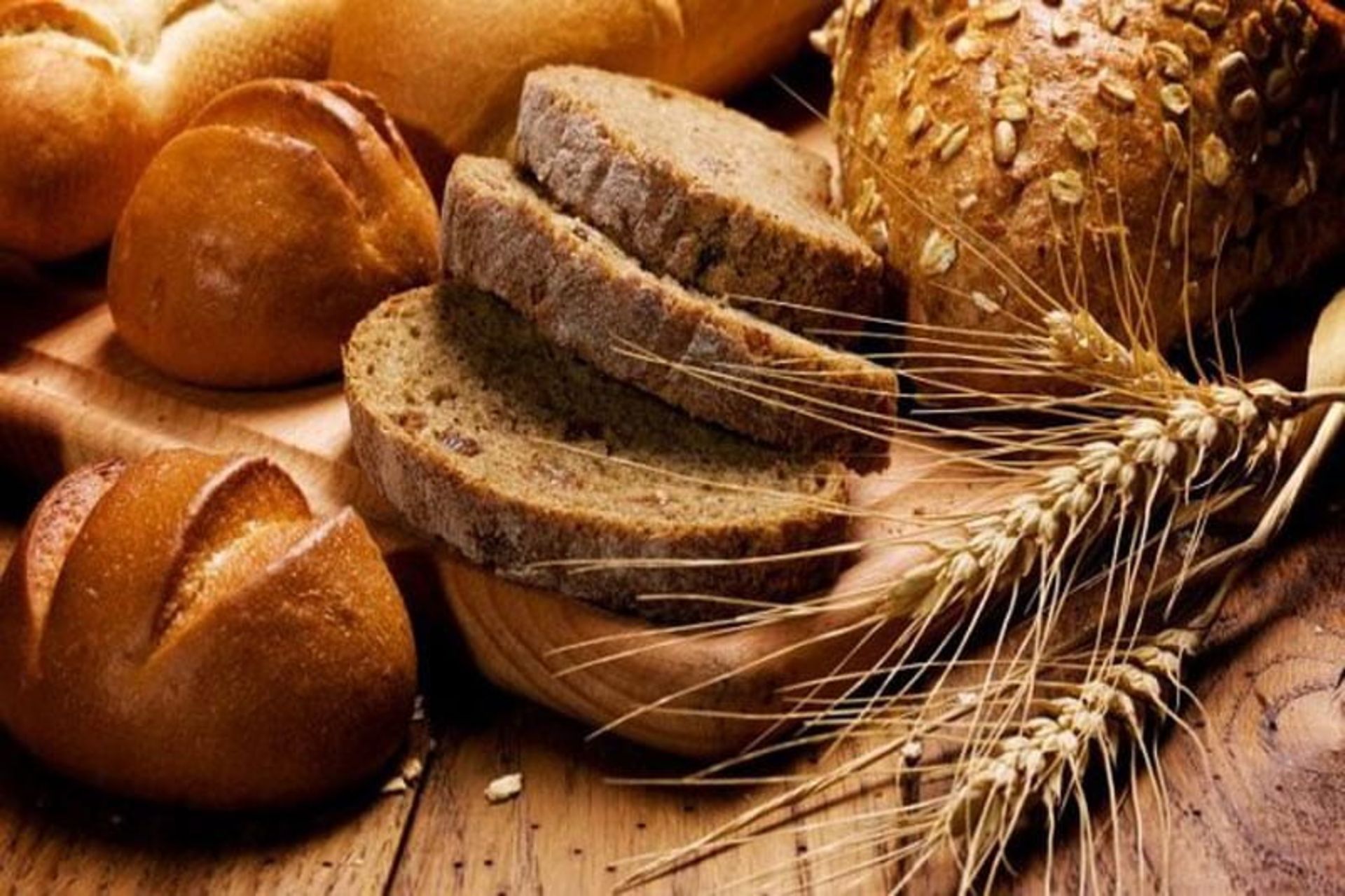 نان غلات سبوس دار کنار شاخه گندم زرد