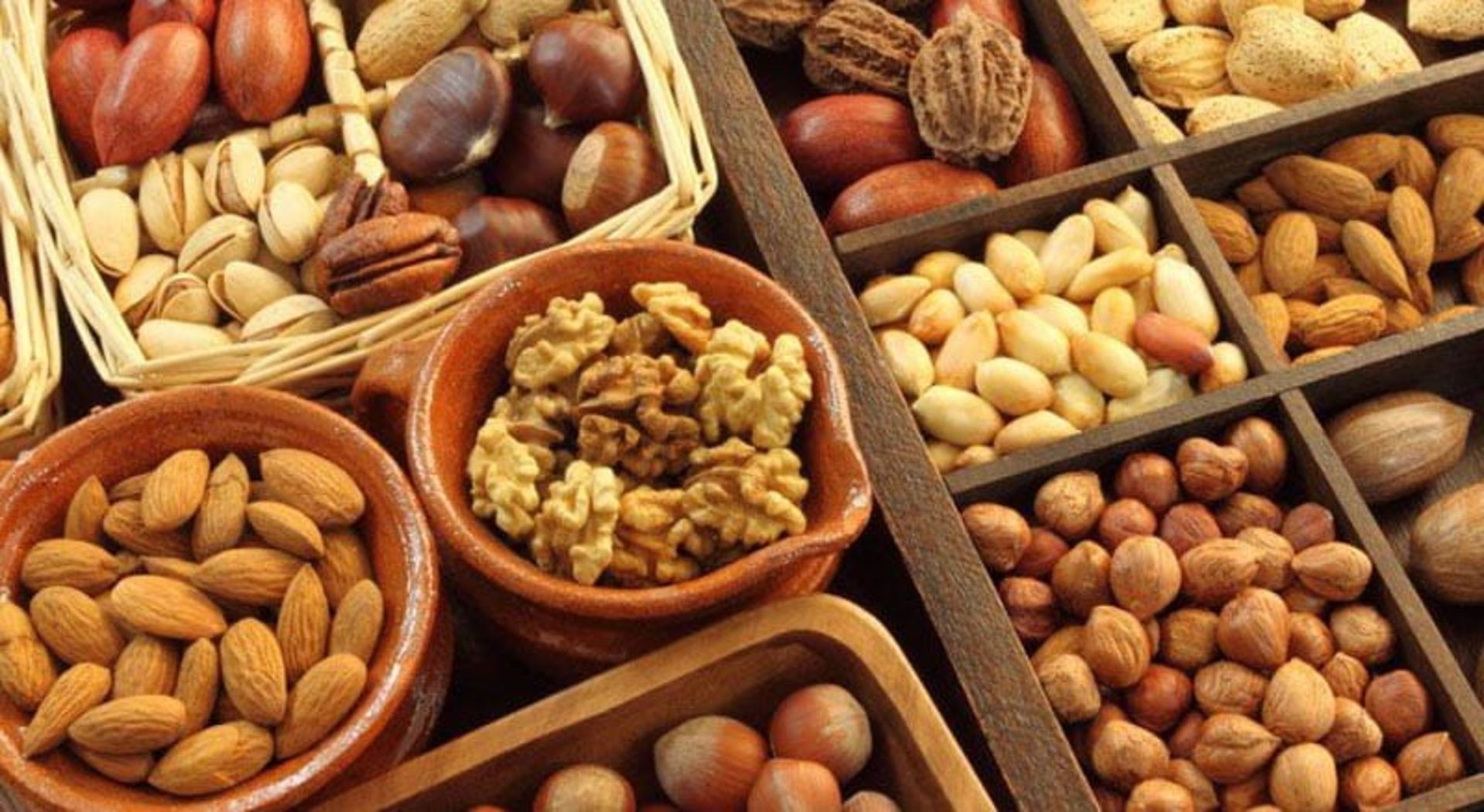 انواع آجیل در ظروف چوبی