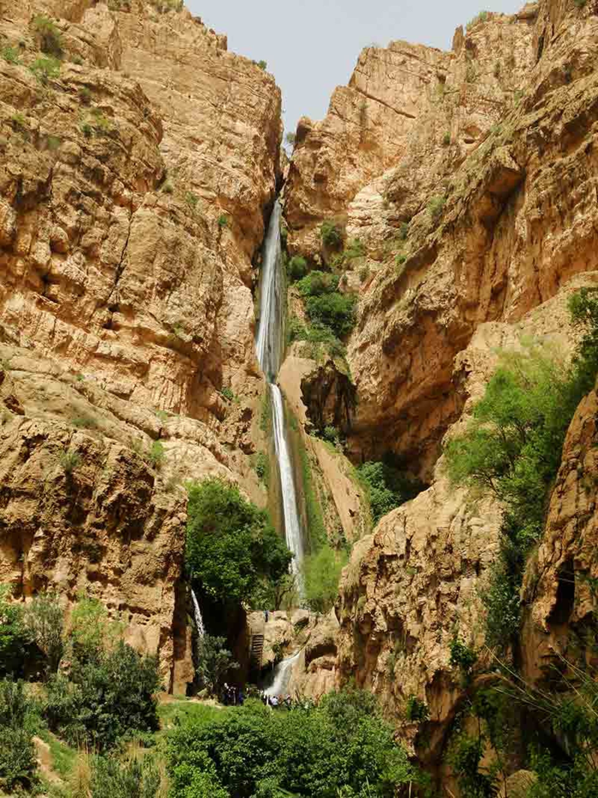 آبشار پیران در دره‌ای سرسبز