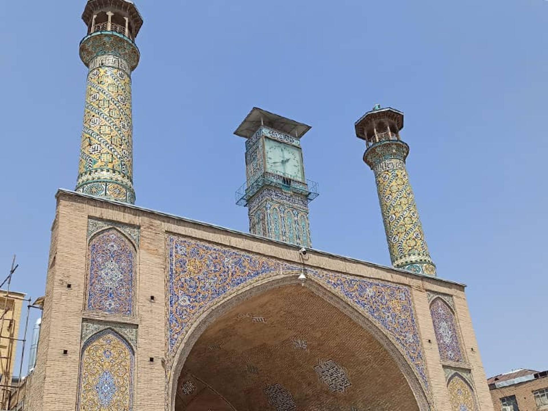 ایوان و گلدسته و ساعت در مسجد شاه