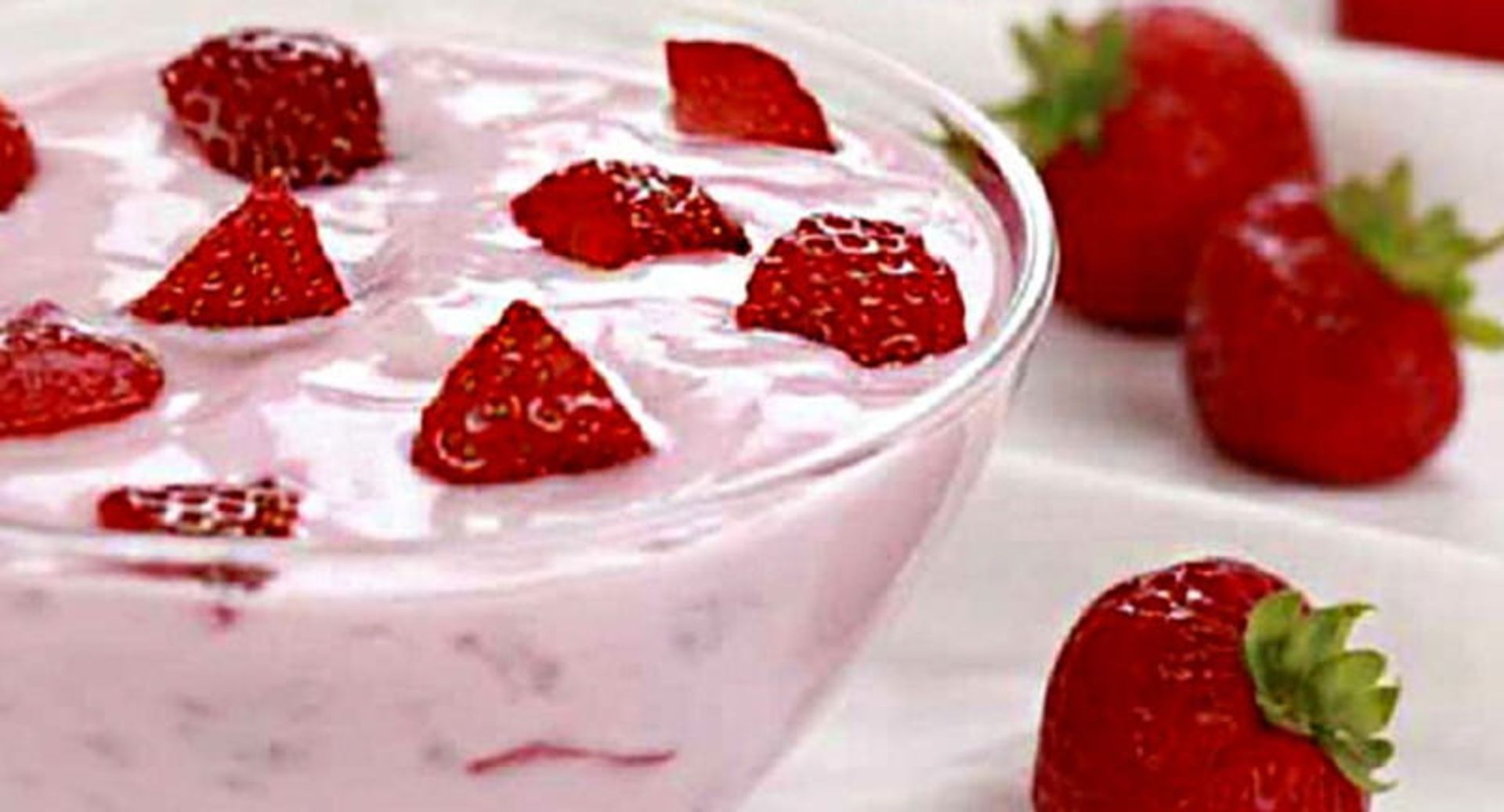 ماست میوه ای با تزئین توت فرنگی