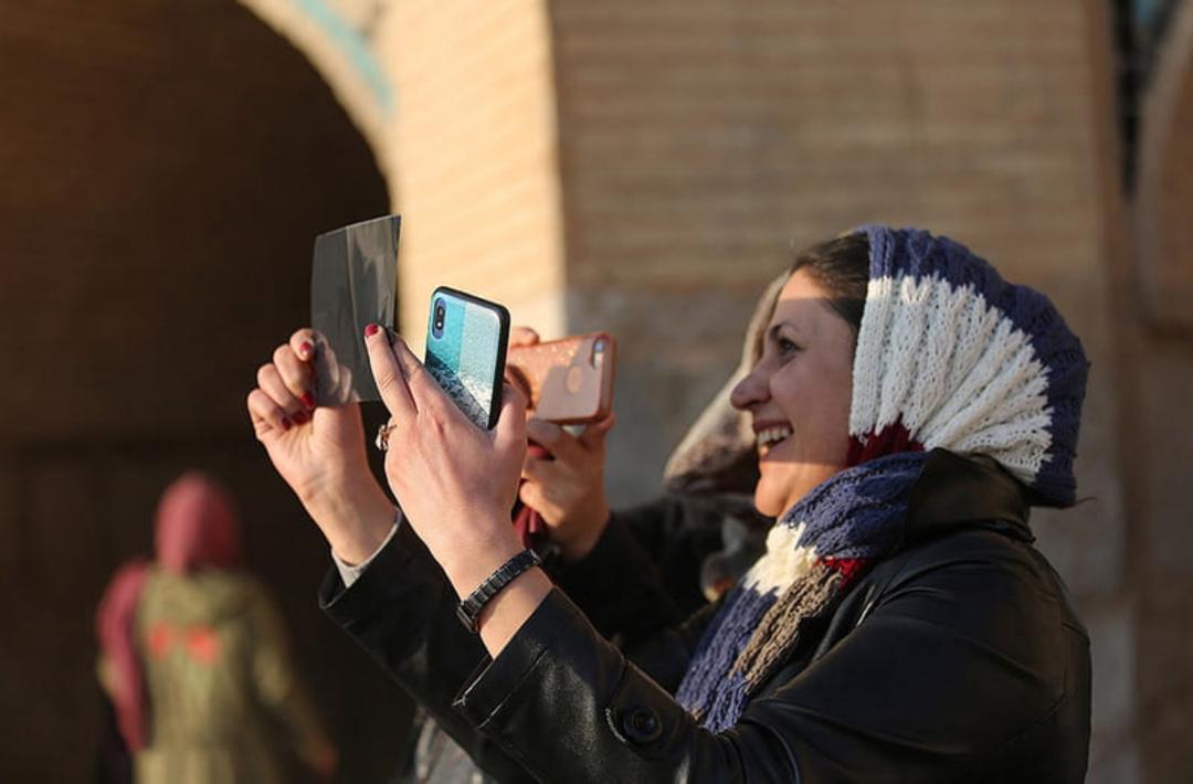 تماشای کسوف با گوشی موبایل توسط گردشگران