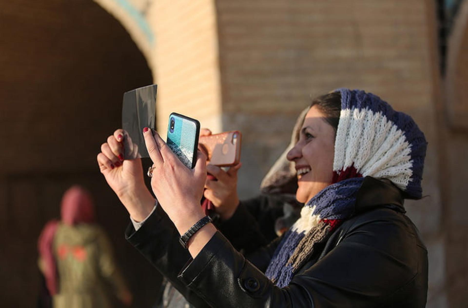 تماشای کسوف با گوشی موبایل توسط گردشگران