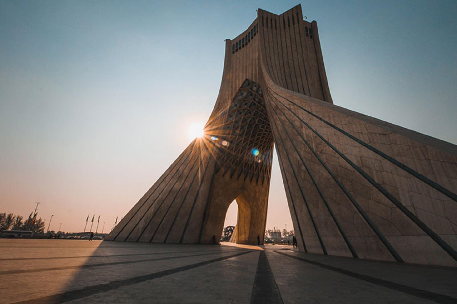 برج آزادی در میان میدان آزادی