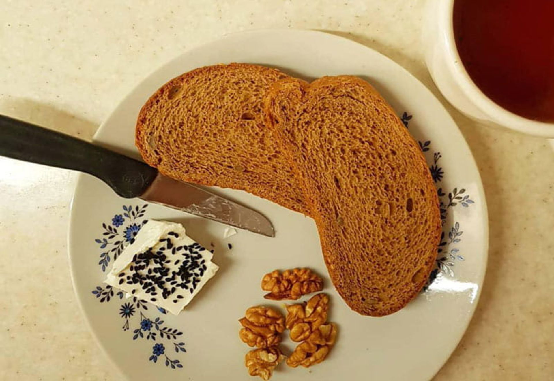 دو برش تست از نان غلات با پنیر و سیاه دانه