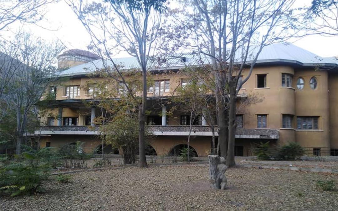 ساختمانی چند طبقه و قدیمی در آبعلی