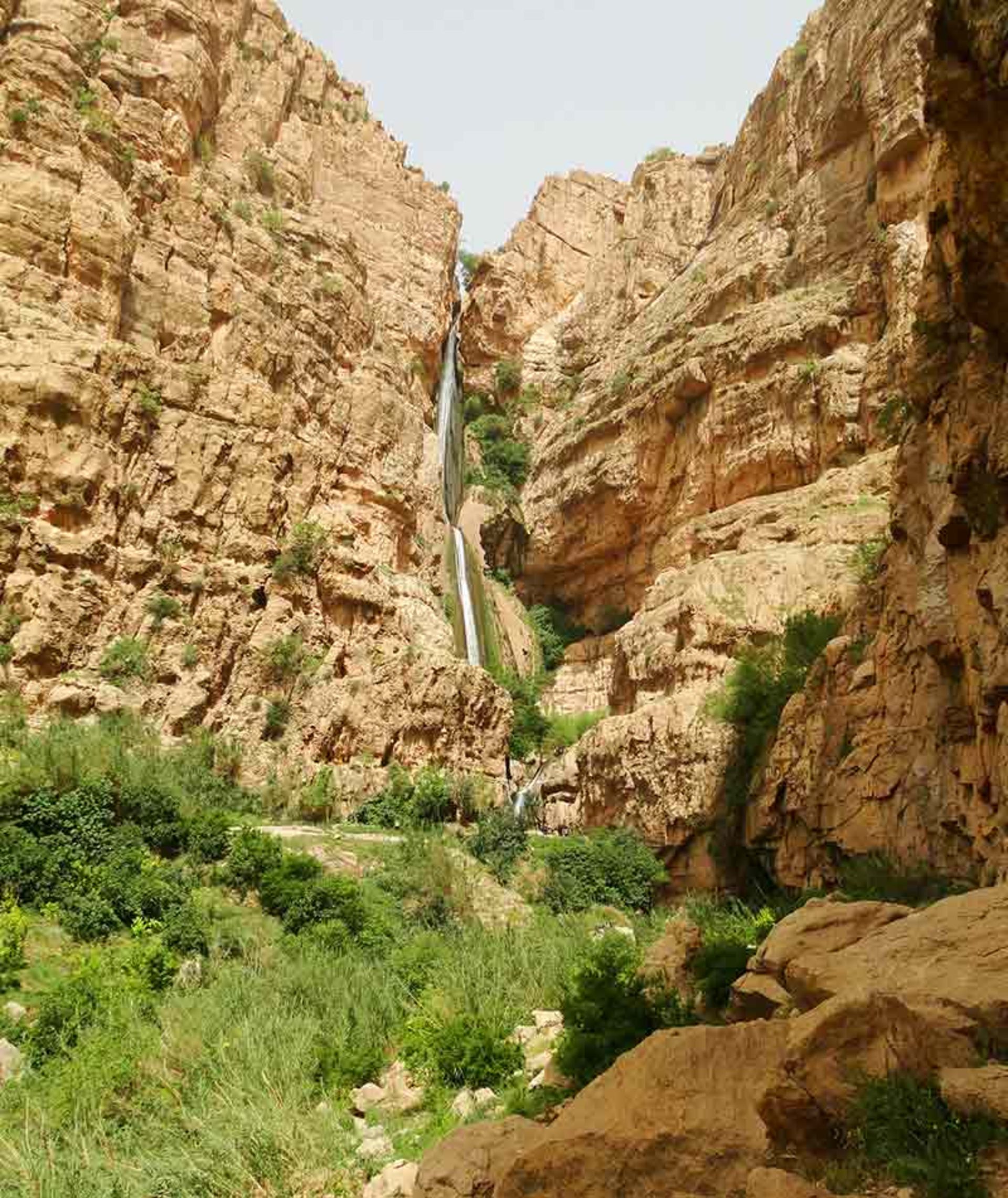 صخره های اطراف آبشار پیران 