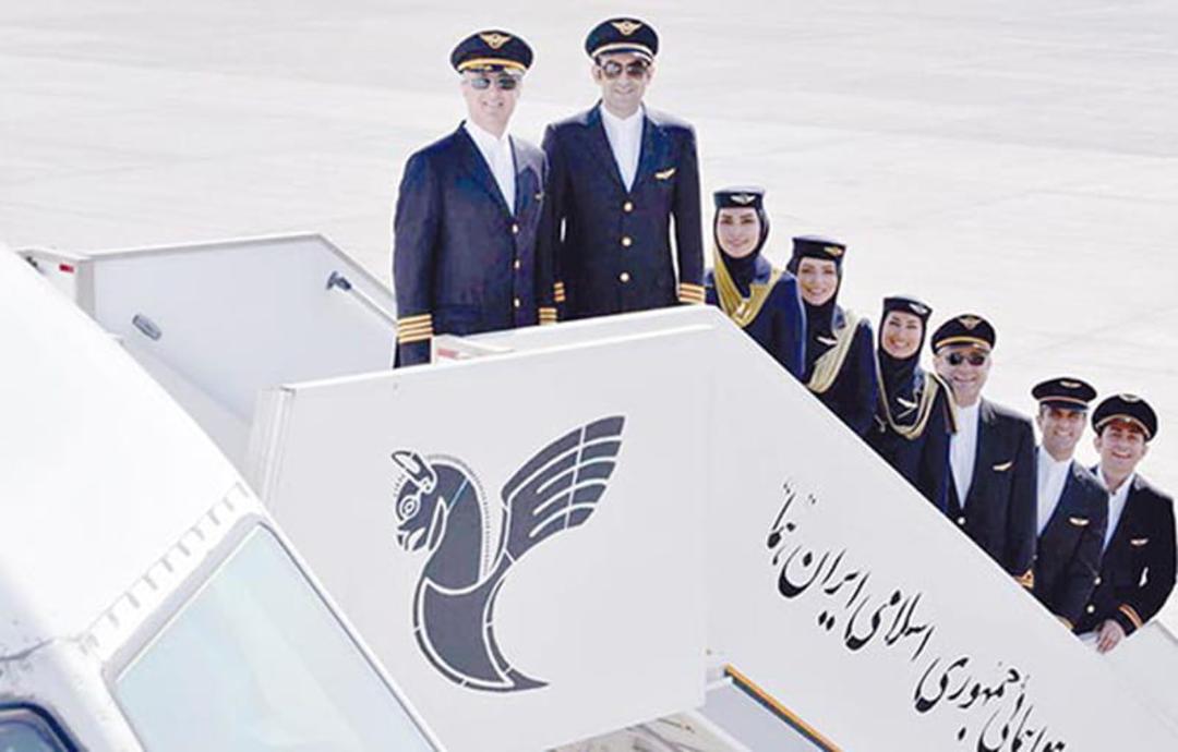 کادر پرواز و مهمانداران در پله های هواپیما