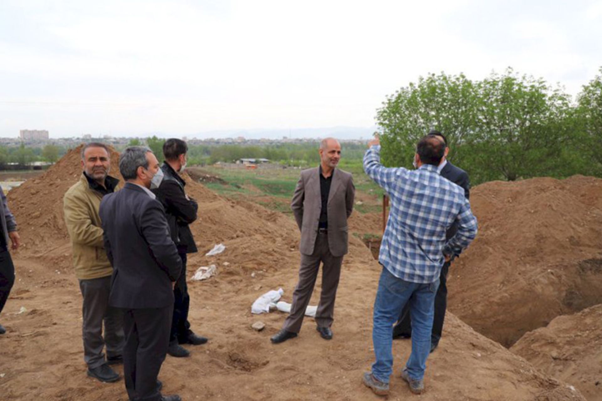 توقف بیل مکانیکی در کنار پل تاریخی سردار زنجان