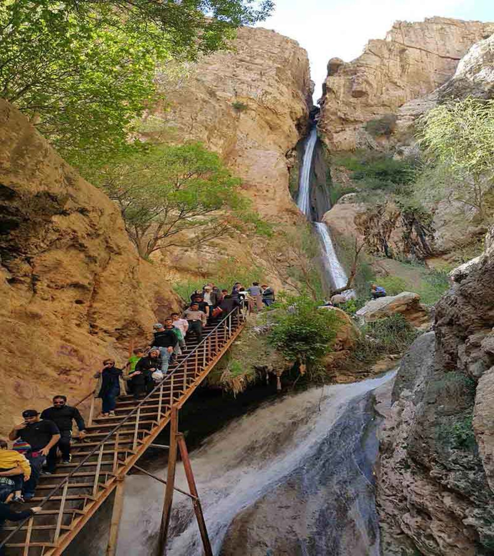 پله های منتهی به قسمت بالای آبشار پیران 