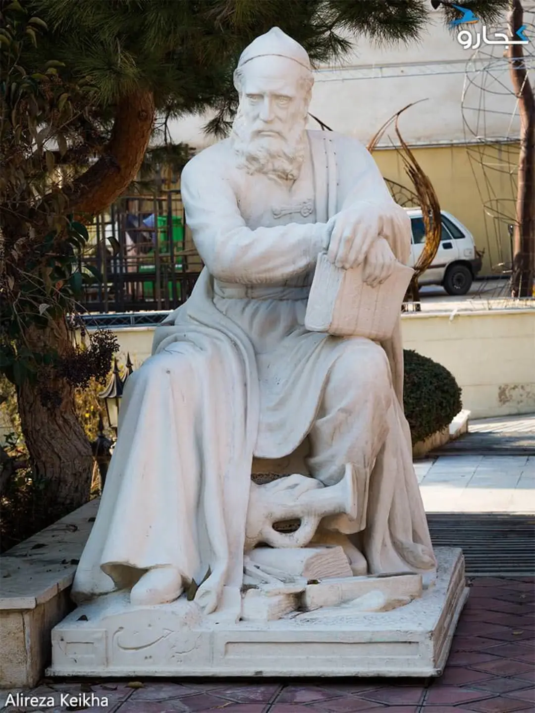 مجسمه بزرگی در عمارت عین الدوله