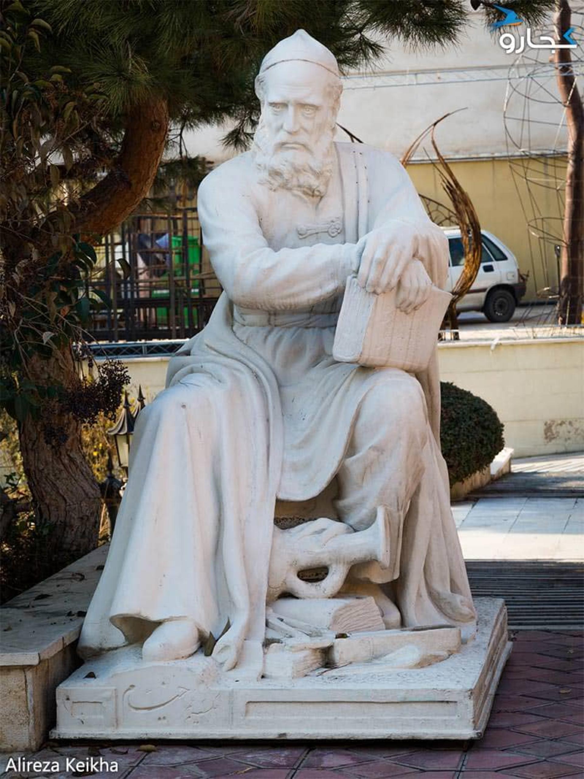 مجسمه بزرگی در عمارت عین الدوله